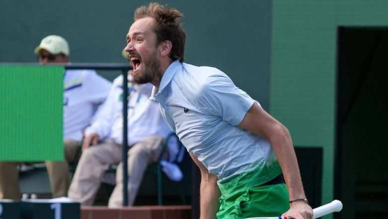 Medvedev nổi đóa vì thua ngược Moutet, bị khán giả chỉ trích thậm tệ