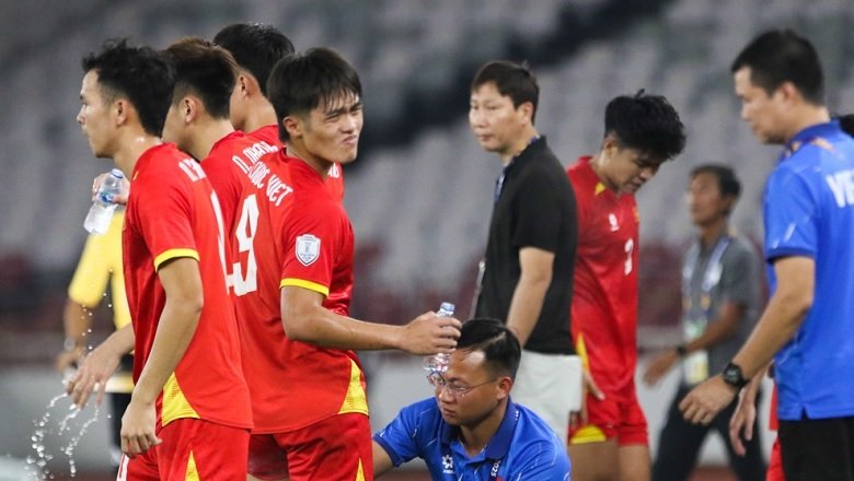 Quốc Việt chấn thương, phải nhờ đồng đội cõng rời sân