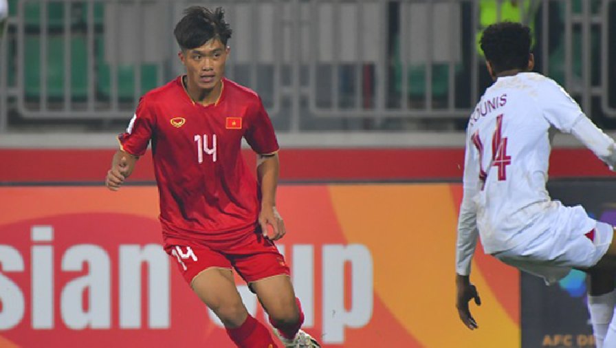 Quốc Việt bị thủ môn Indonesia bắt bài trên chấm 11m ở chung kết U23 Đông Nam Á