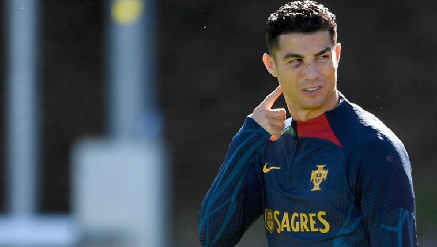 Ronaldo tới sân tập ĐT Bồ Đào Nha với mắt phải sưng bầm