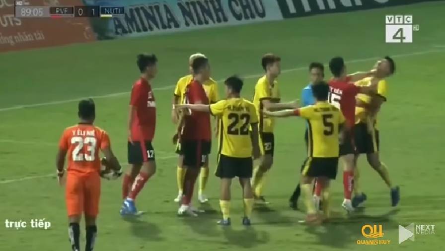 VCK U21 Quốc gia: Cầu thủ PVF vừa đốt lưới nhà, vừa bị đuổi khỏi sân vì đánh nguội ở trận thua Nutifood