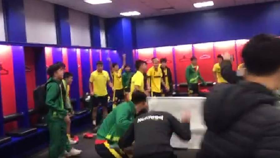 VCK U21 Quốc gia: Thầy Giôm đập bàn, cầu thủ Nutifood nhảy 'cực sung' trong phòng thay đồ sau khi loại PVF