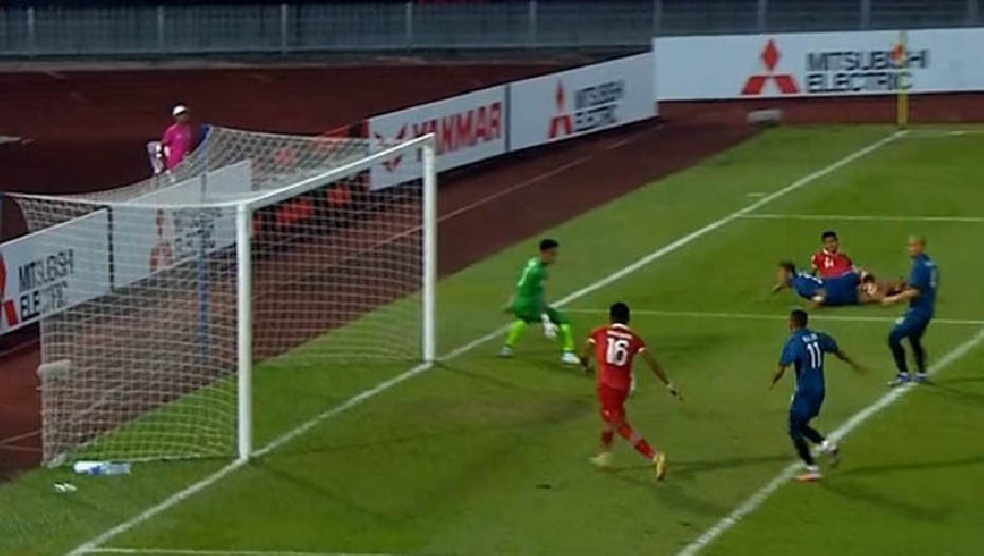 Cầu thủ Indonesia hóa Lukaku, đệm bóng lên trời dù cách gôn trống 2m