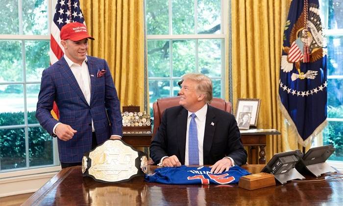 Như một trò đùa: Chiếc đai UFC Colby Covington tặng Donald Trump là hàng fake?