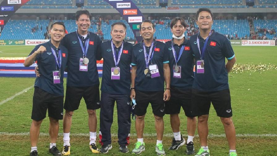 HLV Đinh Thế Nam khóc trong phòng họp báo sau chức vô địch U23 Đông Nam Á