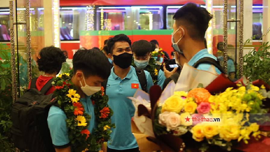 Những người hùng U23 Việt Nam về nước trong vòng tay nồng ấm của NHM