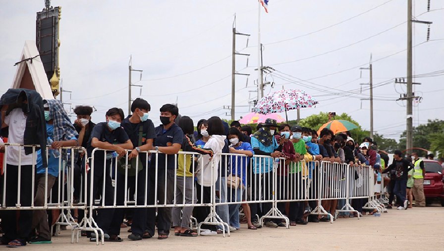 Người hâm mộ Thái Lan xếp hàng dài 2km mua vé xem giao hữu với Turkmenistan