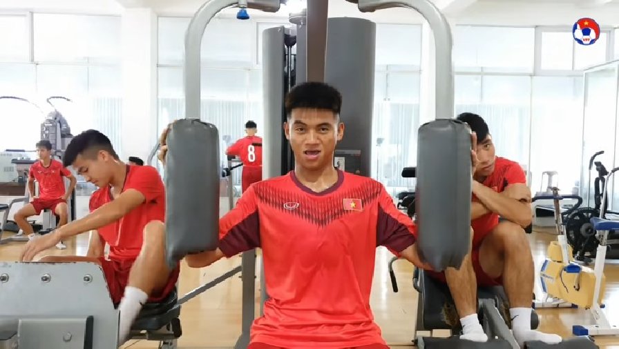U19 Việt Nam đẫm mồ hôi trong phòng gym trước chuyến bay sang Singapore