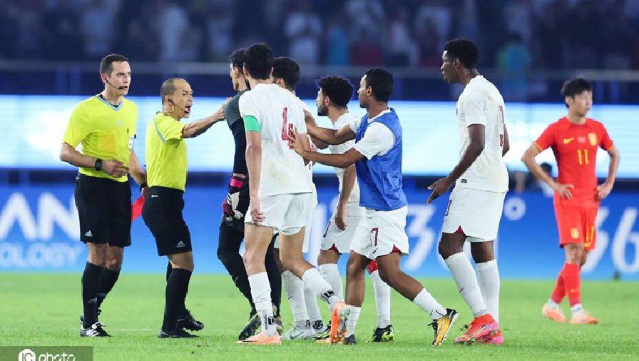 Trọng tài bị Olympic Qatar quây vì thổi hết giờ sớm, 'trợ giúp' Trung Quốc thắng trận