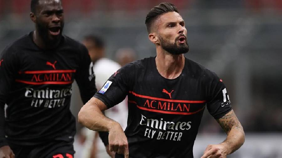Giroud tỏa sáng, đưa AC Milan lên ngôi đầu Serie A