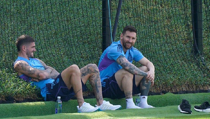 Lionel Messi cùng với ‘vệ sĩ’ Rodrigo De Paul bất ngờ có mặt trên sân tập ĐT Argentina