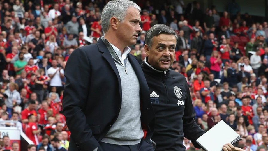 Cựu HLV V.League dừng họp báo để nghe điện thoại của Jose Mourinho