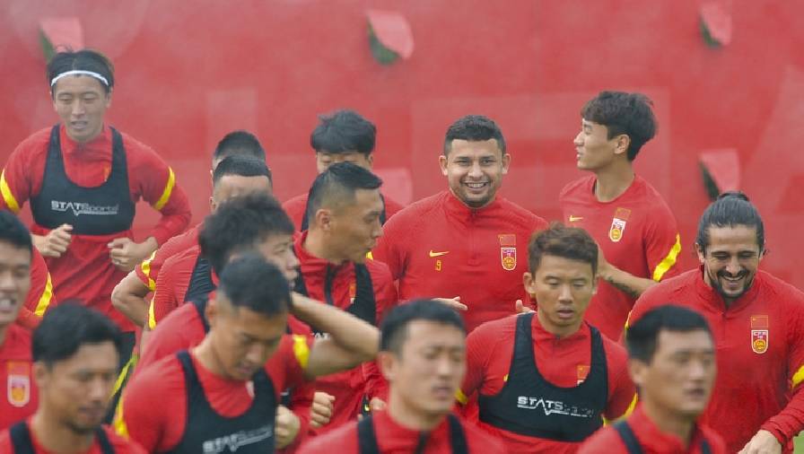 Đội tuyển Trung Quốc đi chuyên cơ đến Việt Nam