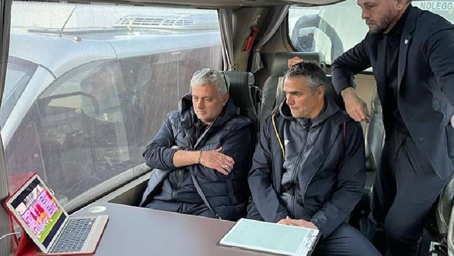 Mourinho chỉ đạo cầu thủ AS Roma từ xe bus ở trận thắng Spezia