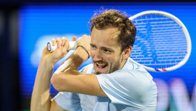 Medvedev bỏ lỡ 4 match-point, thua sốc ở tứ kết Dubai Open 2025