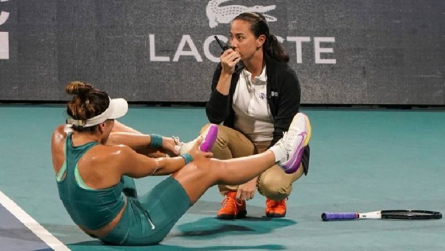 Andreescu dính chấn thương nặng ở vòng 4 Miami Open, phải rời sân bằng xe lăn
