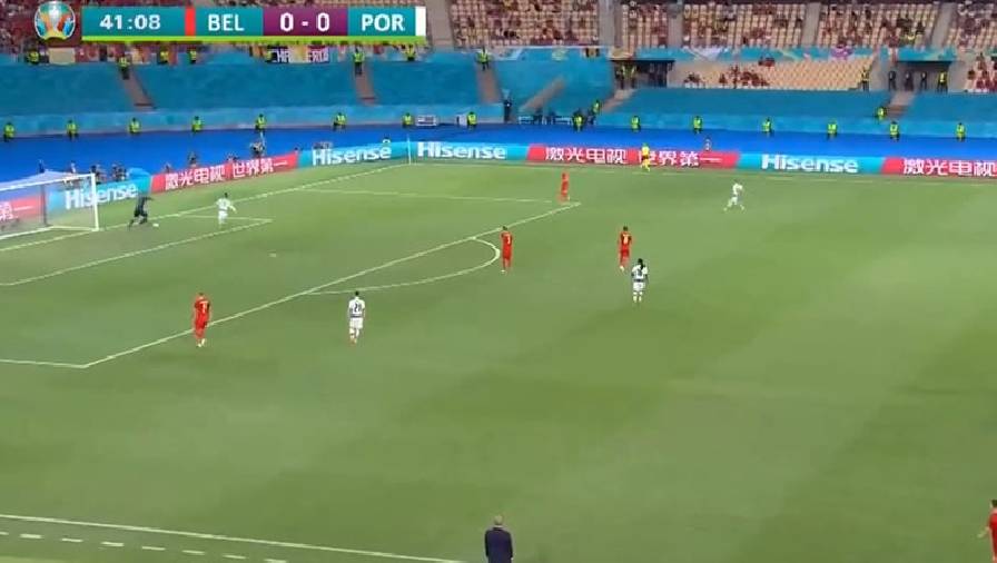 Courtois rê bóng qua Ronaldo, mở đầu cho bàn thắng của ĐT Bỉ
