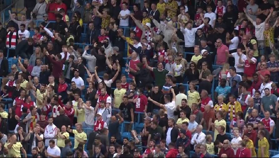 CĐV Arsenal phẫn chí, ăn mừng bàn thắng thứ 4 của Man City