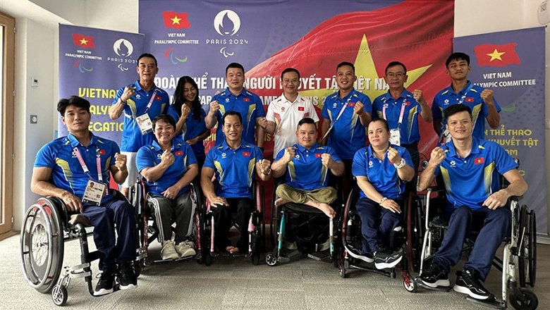 Lê Văn Công và Châu Hoàng Tuyết Loan cầm cờ cho đoàn Paralympic Việt Nam