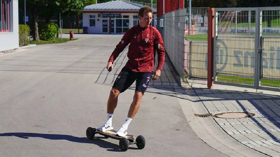 Nagelsmann trượt ván đến sân tập Bayern Munich, ngầu như VĐV chuyên nghiệp