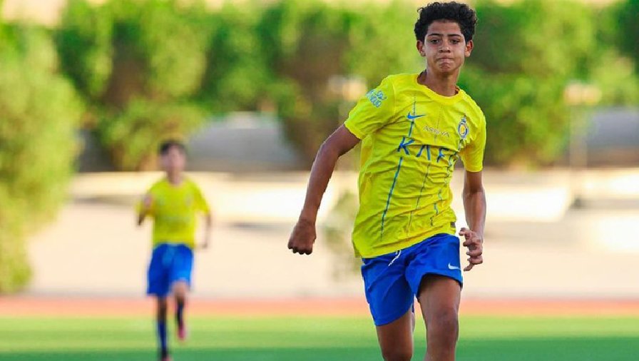 Con trai Ronaldo ‘siuuu’ khi ghi bàn trong trận ra mắt U13 Al Nassr