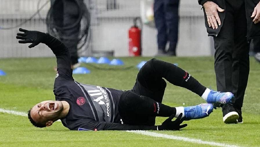 Neymar bật khóc sau khi chân bị gập 90 độ, có thể nghỉ cả mùa