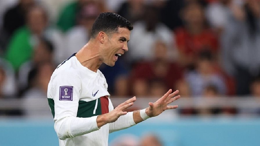 CĐV MU dứt tình với Ronaldo, hô vang tên 'thần tượng mới' trong trận thắng Nottingham Forest