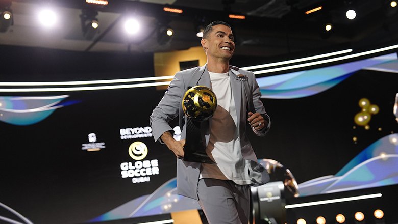 Ronaldo chê Quả bóng Vàng thế giới trong ngày nhận Quả bóng Vàng Dubai