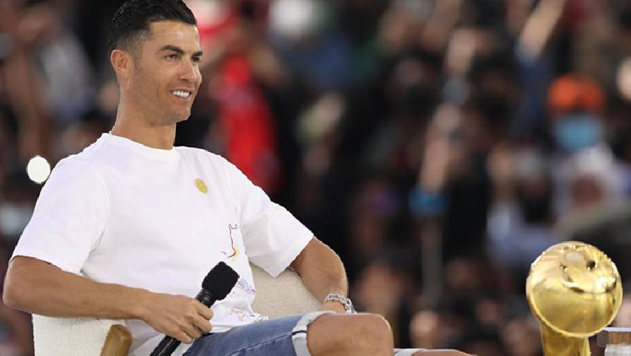 Ronaldo nhận giải Vua phá lưới mọi thời đại khi nghỉ dưỡng ở Dubai