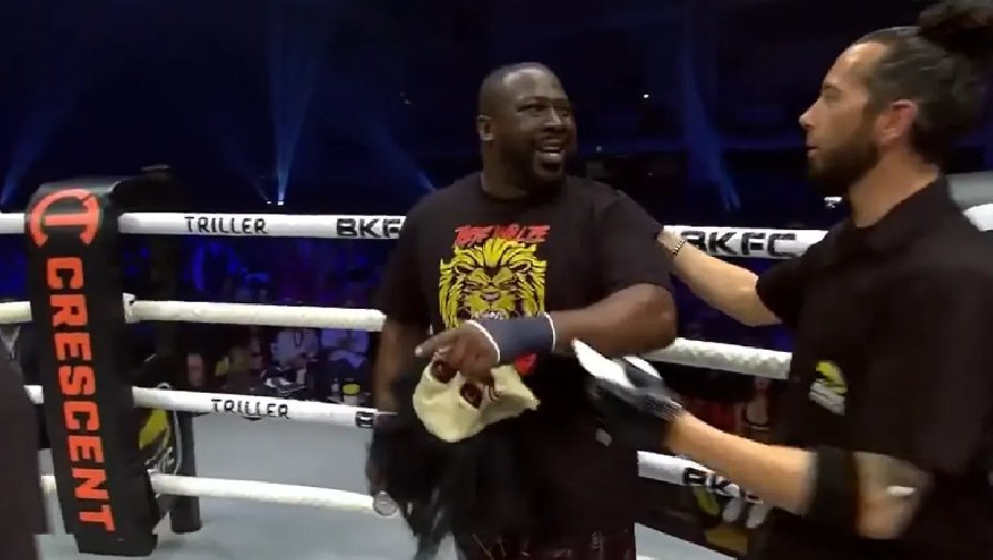 Võ sĩ Boxing tay trần ăn mừng chiến thắng mà không biết mình bị loại