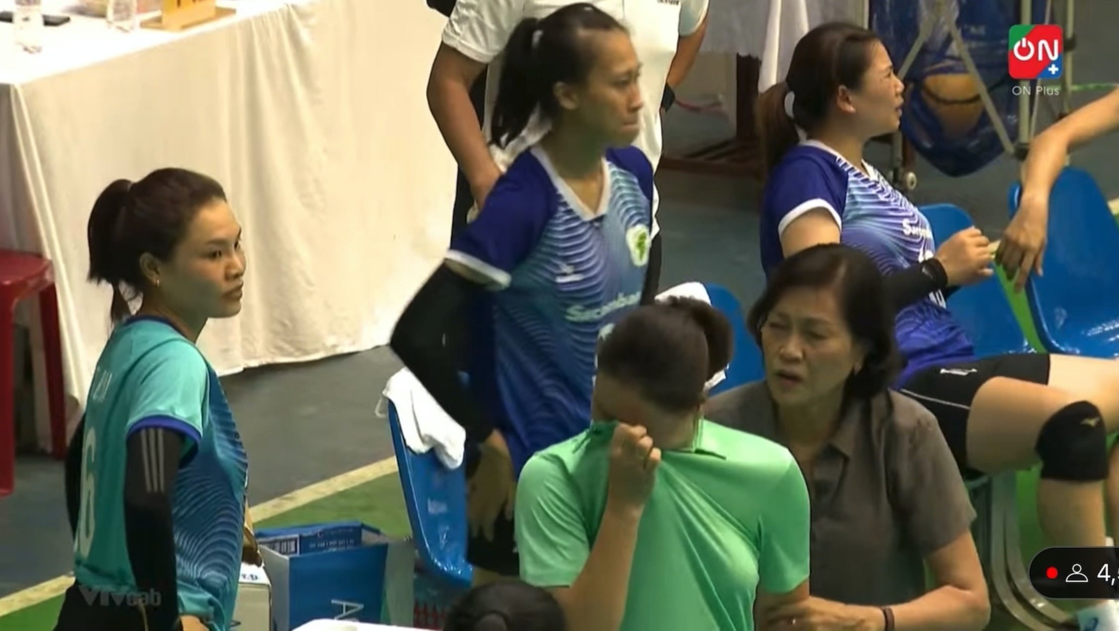 Cô trò bóng chuyền nữ TP. Hồ Chí Minh bật khóc, bỏ sân thi đấu ở giải hạng A quốc gia 2024