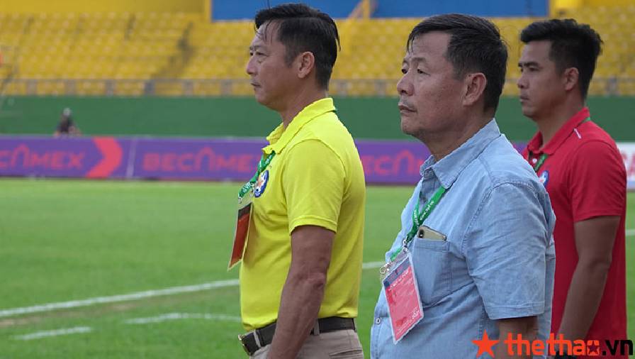 Lê Huỳnh Đức trở thành HLV thứ hai trong lịch sử bóng đá Việt Nam được nhận lót tay