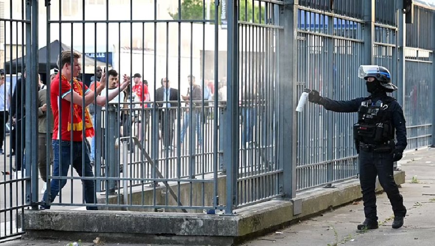 Cảnh sát Pháp xịt hơi cay, bắt giữ 68 CĐV khiến chung kết cúp C1 châu Âu bị trì hoãn
