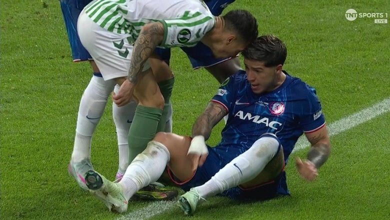 Antony ‘nổi điên’, suýt tái hiện cú húc đầu kiểu Zidane với Fernandez