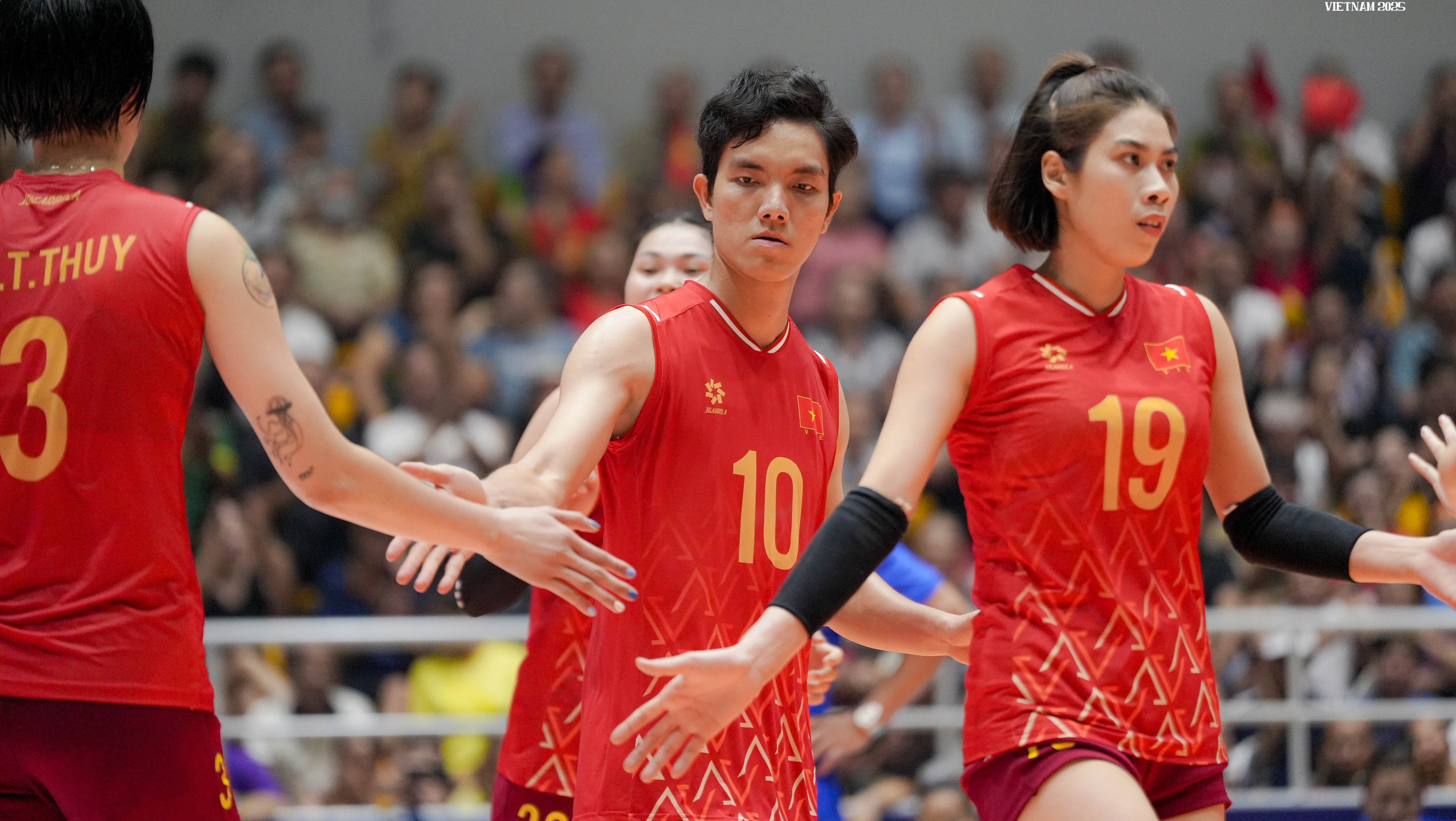 Tuyển bóng chuyền nữ Việt Nam vất vả thắng Philippines ở VTV Cup 2025