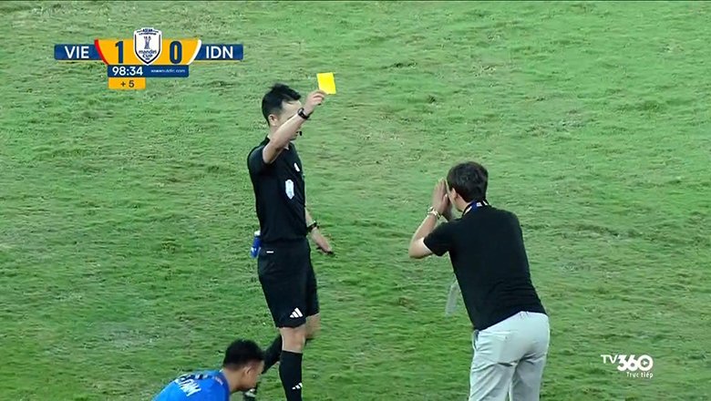 HLV Kim Sang Sik vái lạy trọng tài khi nhận thẻ vàng ở chung kết U23 Đông Nam Á