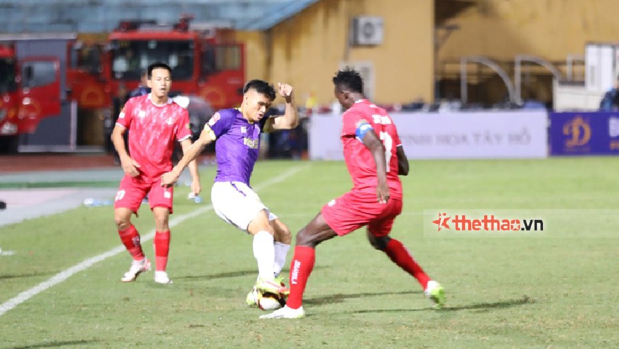 Sân Hàng Đẫy gặp sự cố hy hữu khiến trận Hà Nội FC vs Hải Phòng tạm hoãn giữa chừng