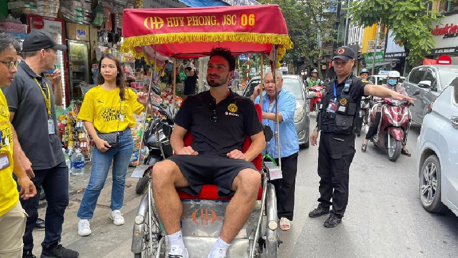 Cầu thủ Dortmund thích thú đi xích lô ở Việt Nam