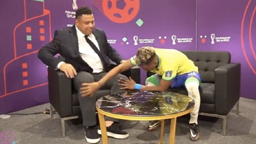 Rodrygo sờ chân, xin vía để mong ghi nhiều bàn như Ronaldo 'béo'