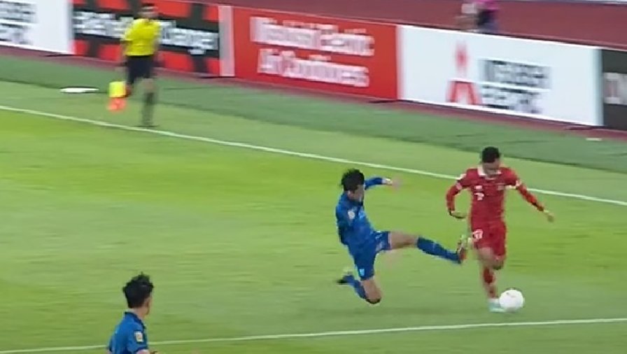 Cầu thủ Thái Lan triệt hạ đồng nghiệp Indonesia, nhận thẻ đỏ trực tiếp
