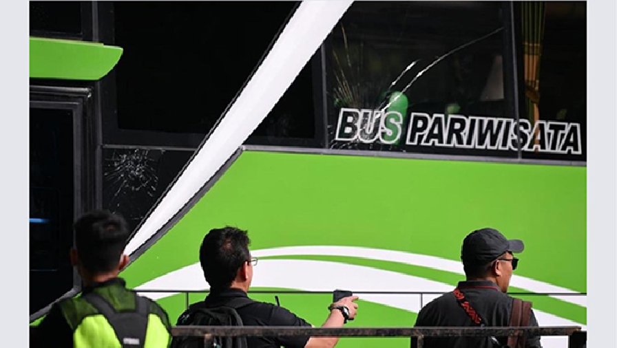 CĐV Indonesia đập phá xe buýt, chửi rủa cầu thủ Thái Lan 