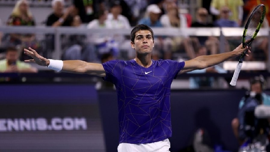 ‘Tiểu Nadal’ Alcaraz hạ Tsitsipas sau 2 set, vào tứ kết Miami Open 2022