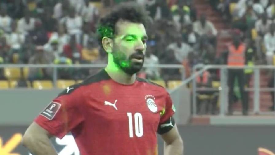 Mohamed Salah bị chiếu laser kín mặt khi sút hỏng quả penalty trận Senegal vs Ai Cập