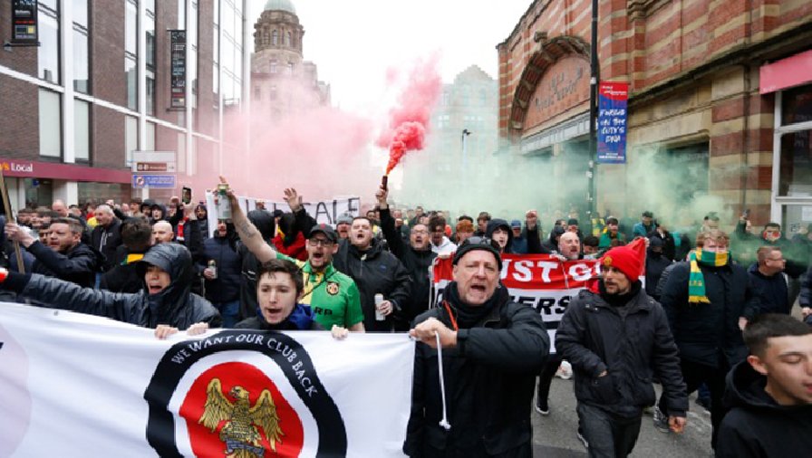 CĐV MU biểu tình ngoài sân Old Trafford, yêu cầu nhà Glazers phải bán đứt CLB