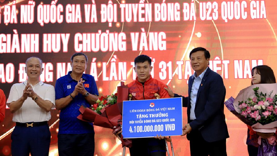 Lê Văn Xuân chống nạng nhận tiền thưởng SEA Games 31 thay U23 Việt Nam