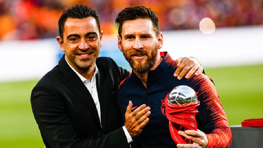 Xavi thừa nhận đang chèo kéo Messi quay về Barca