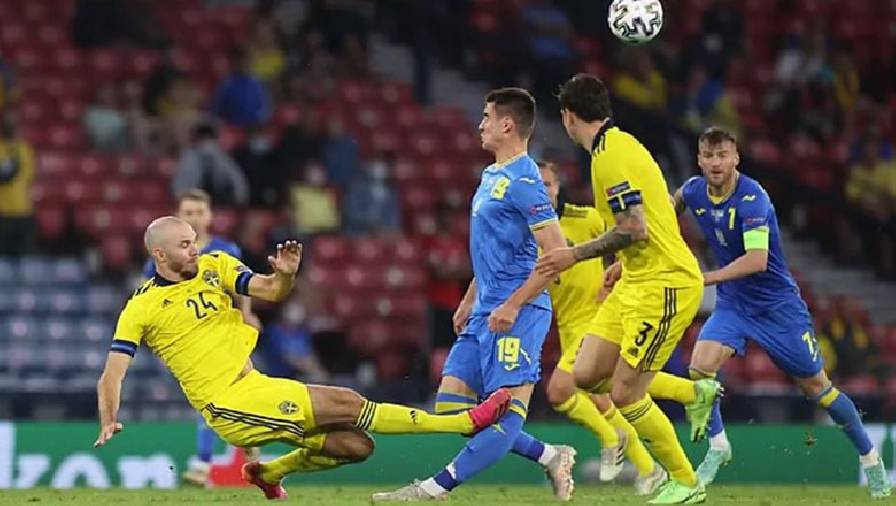 Cầu thủ Ukraine chấn thương kinh hoàng tại EURO 2021