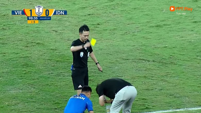 HLV Kim Sang Sik phủ nhận hành động vái lạy trọng tài