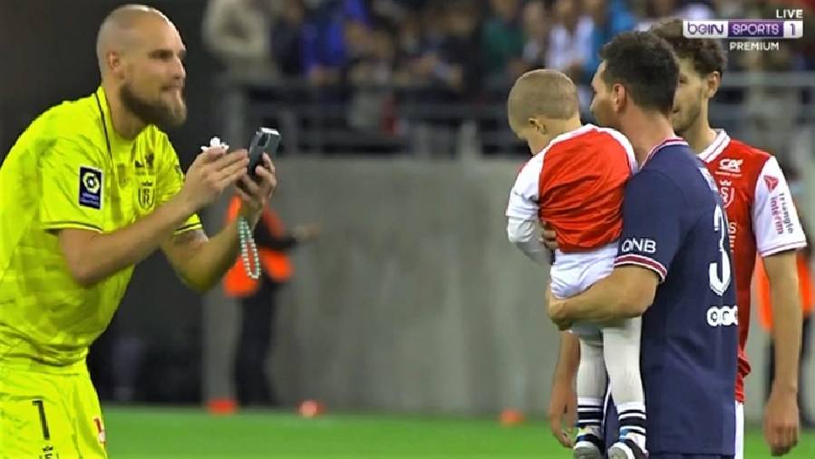 Thủ môn Reims xin Messi chụp ảnh cùng con trai sau trận đấu