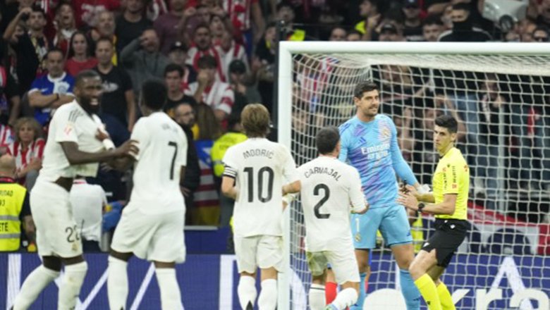 Courtois bị CĐV Atletico ném bật lửa, trận derby Madrid gián đoạn 15 phút